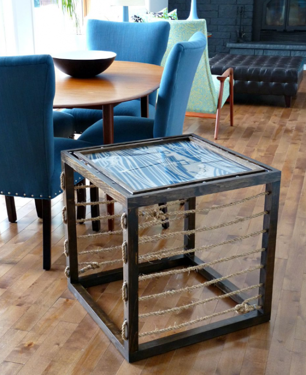 Meja Sampingan dengan Aksen Tali Laut